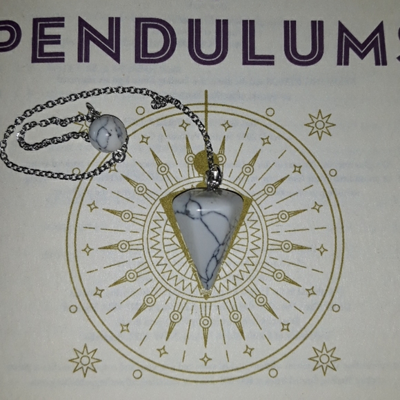 White Howlite Pendulum in mesh butterfly bag - Picture 8 of 8